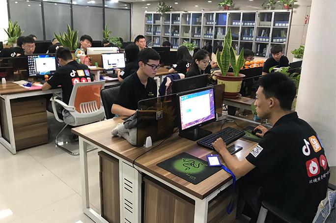 屈露露,公司经营范围包括:文化艺术交流活动策划;企业营销